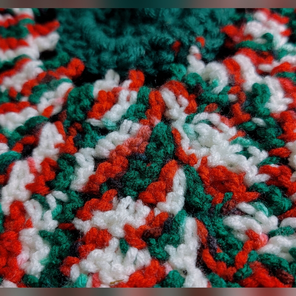 Festive Green & Red Hand Crocheted Christmas Doily, Vintage Festive Table Decor - Picture 8 of 10